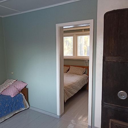 Kuus Tuba Hostel Leisi ภายนอก รูปภาพ