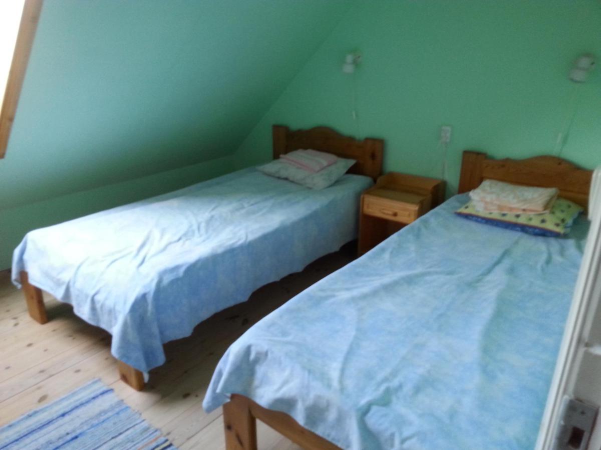Kuus Tuba Hostel Leisi ภายนอก รูปภาพ
